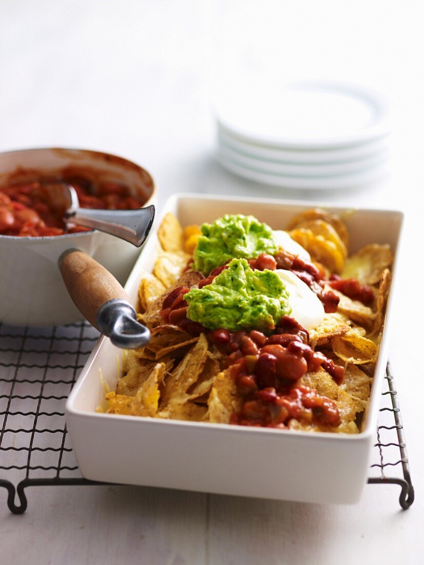 Nachos mit Bohnensauce und Guacamole