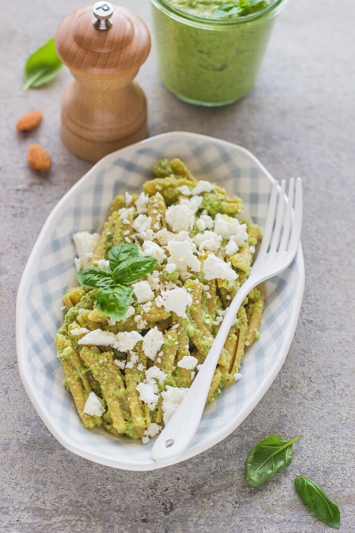 Nudeln mit Zucchinipesto und Feta