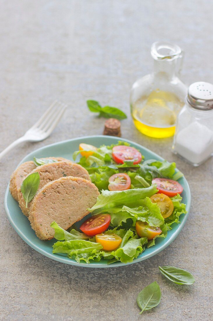 Thunfisch-Polpettone mit Blattsalat (Italien)