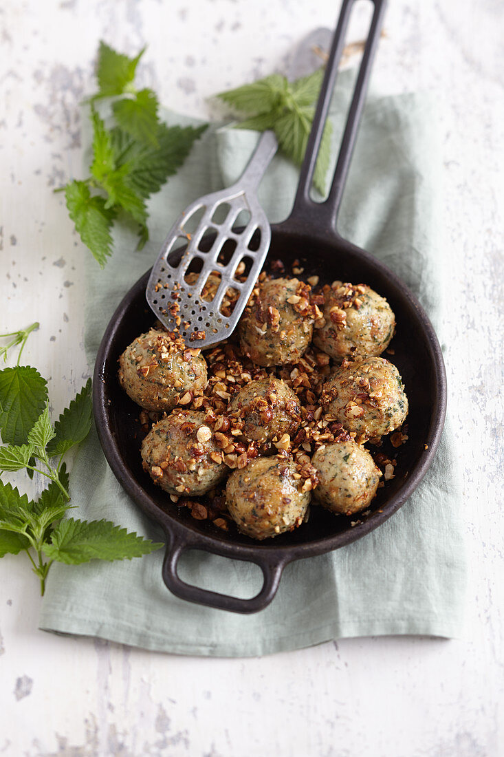 Brennnessel-Semmelknödel mit Butter-Nuss-Sauce