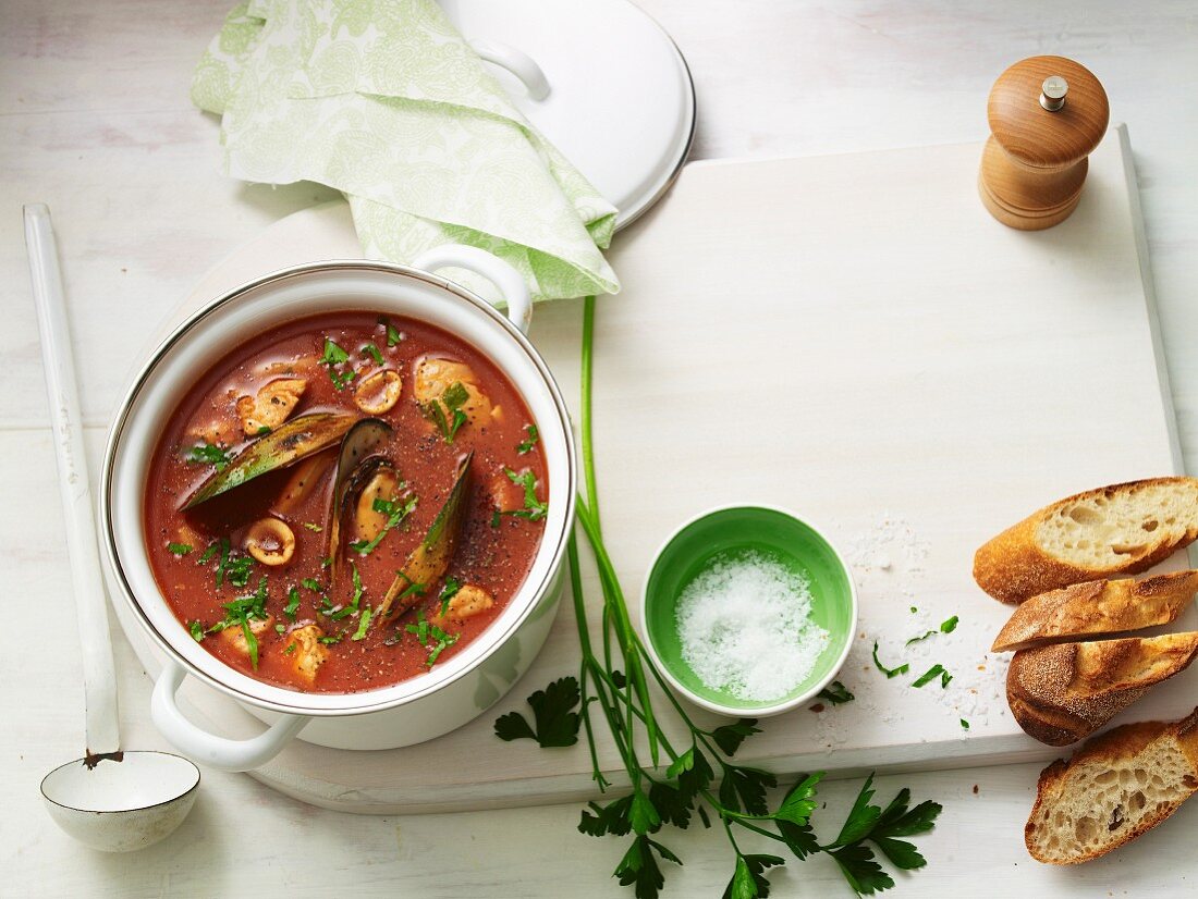 Würzige Meeresfrüchtesuppe mit Muscheln und Calamari