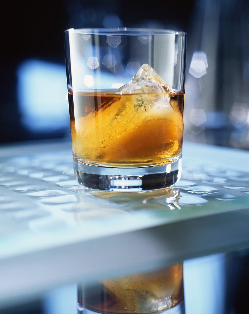 Grand Marnier mit Eiswürfeln im Glas