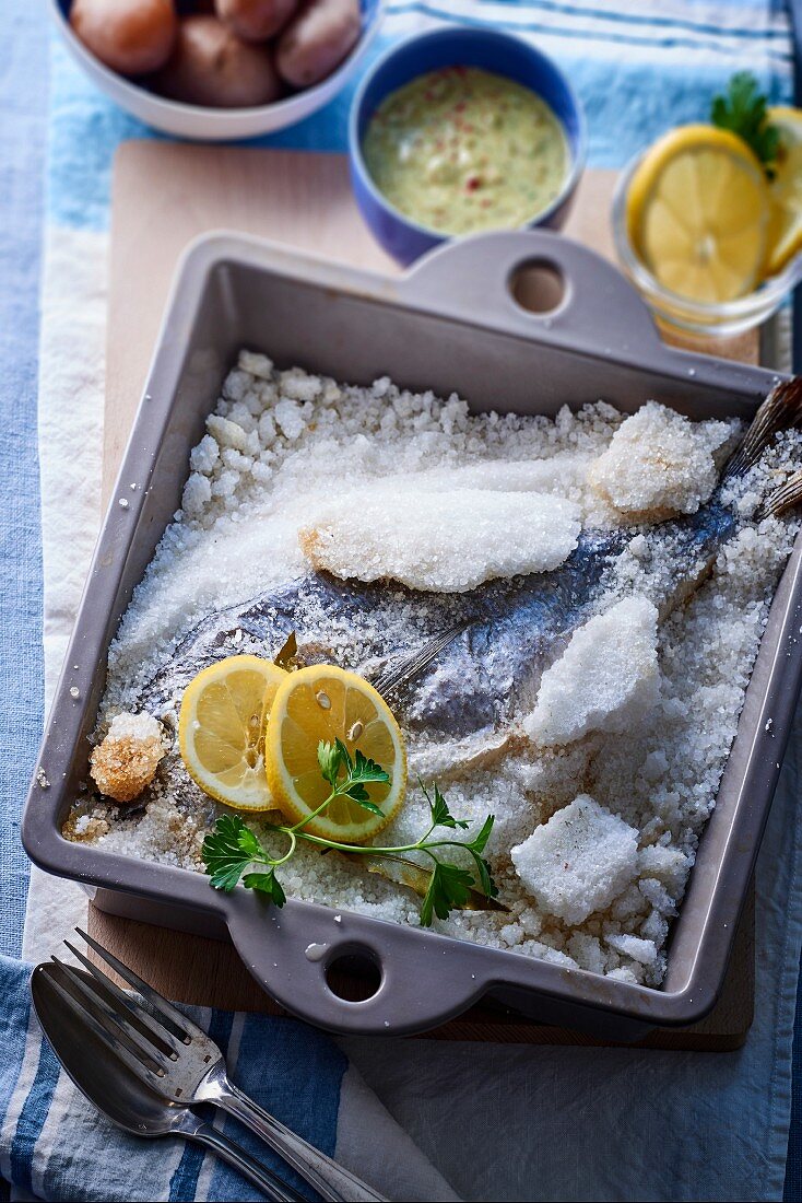 Fisch in Salzkruste mit Zitronen