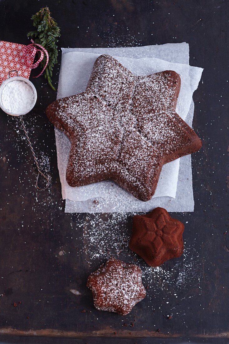 Star shaped Advent cakes dusted with icing sugar