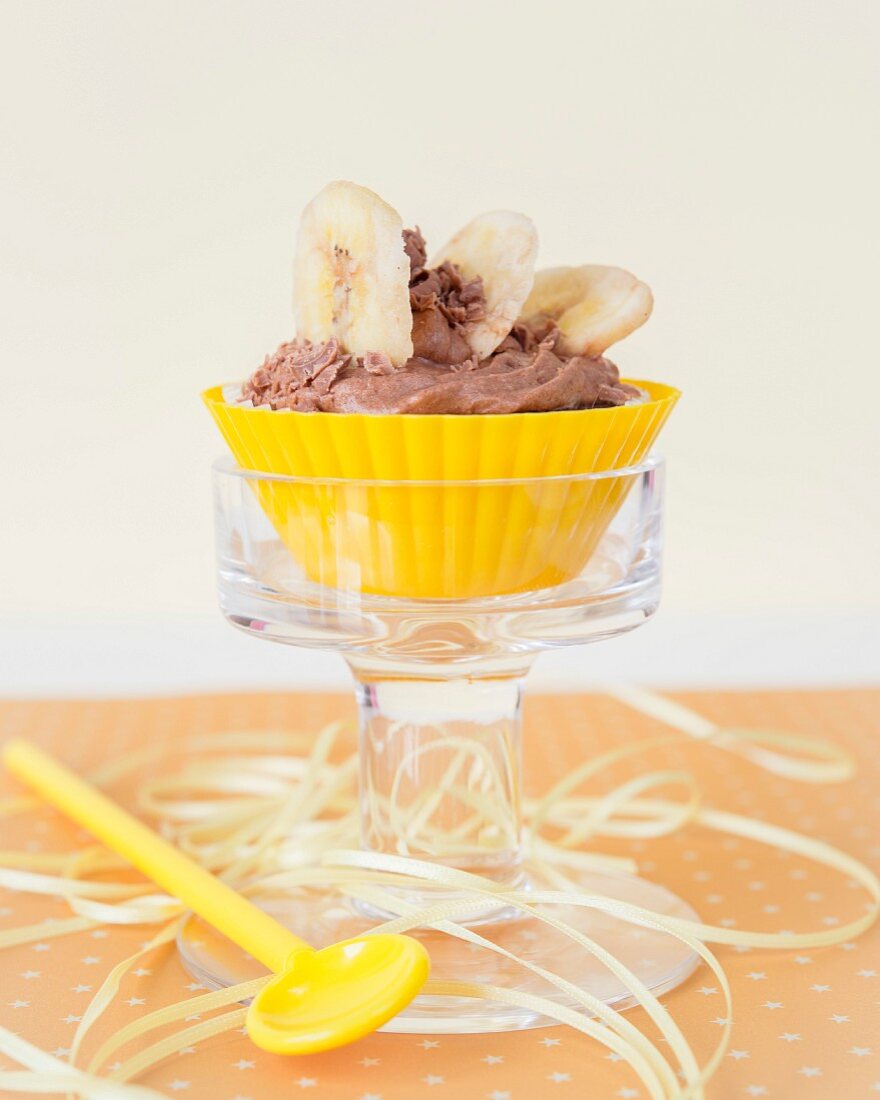 Schokoladencupcake mit Bananenscheiben