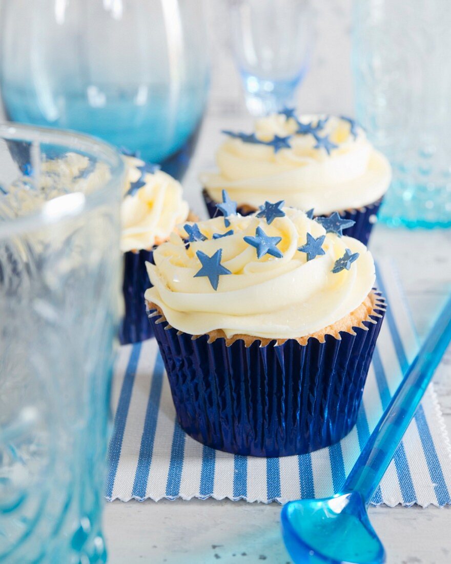 Cupcakes mit Buttercreme und blauen Zuckersternchen