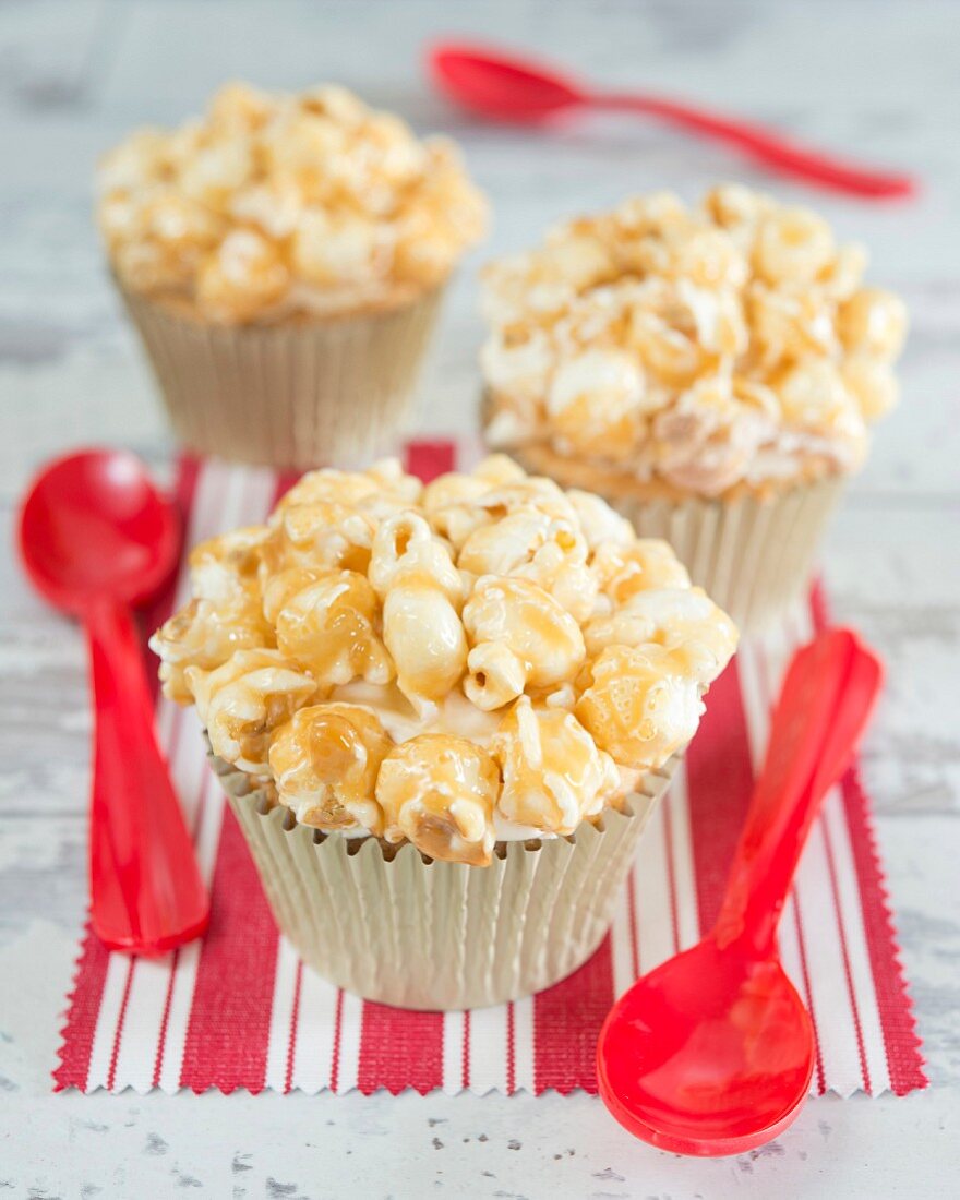 Cupcakes mit karamellisiertem Popcorn