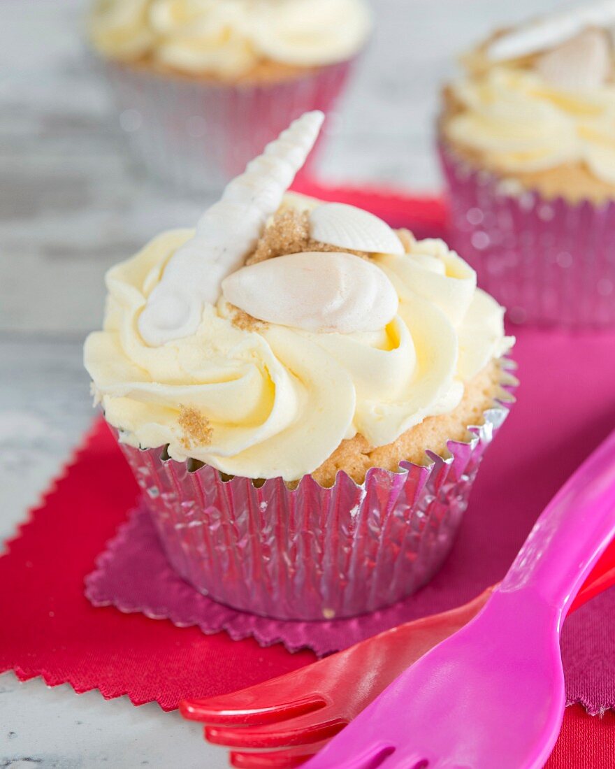 Cupcake mit Buttercreme und Muscheldeko