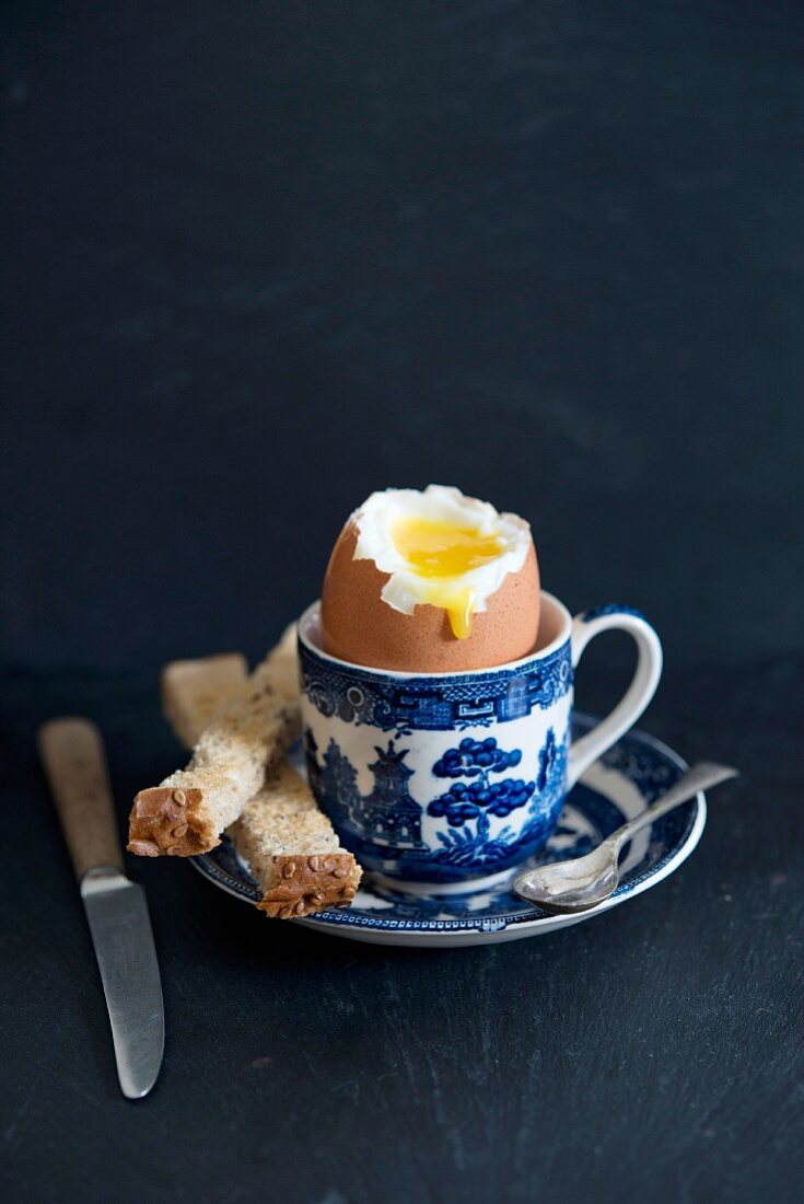 Egg And Solders (weiches Ei und Toaststreifen, England)