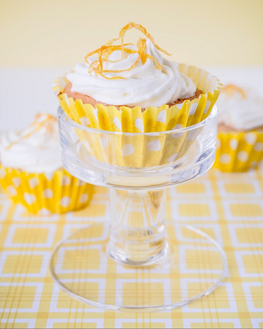 Cupcake mit Buttercreme und Orangenzesten