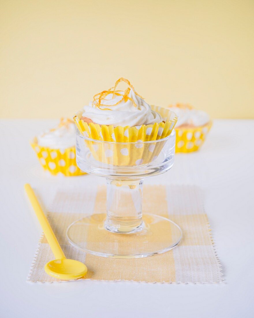 Cupcake mit Buttercreme und Orangenzesten
