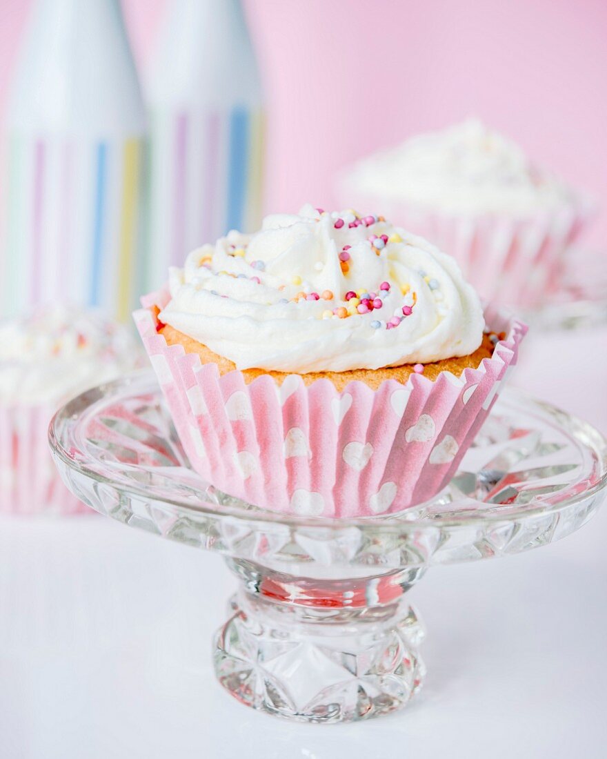 Cupcake mit Buttercreme und bunten Zuckerperlen