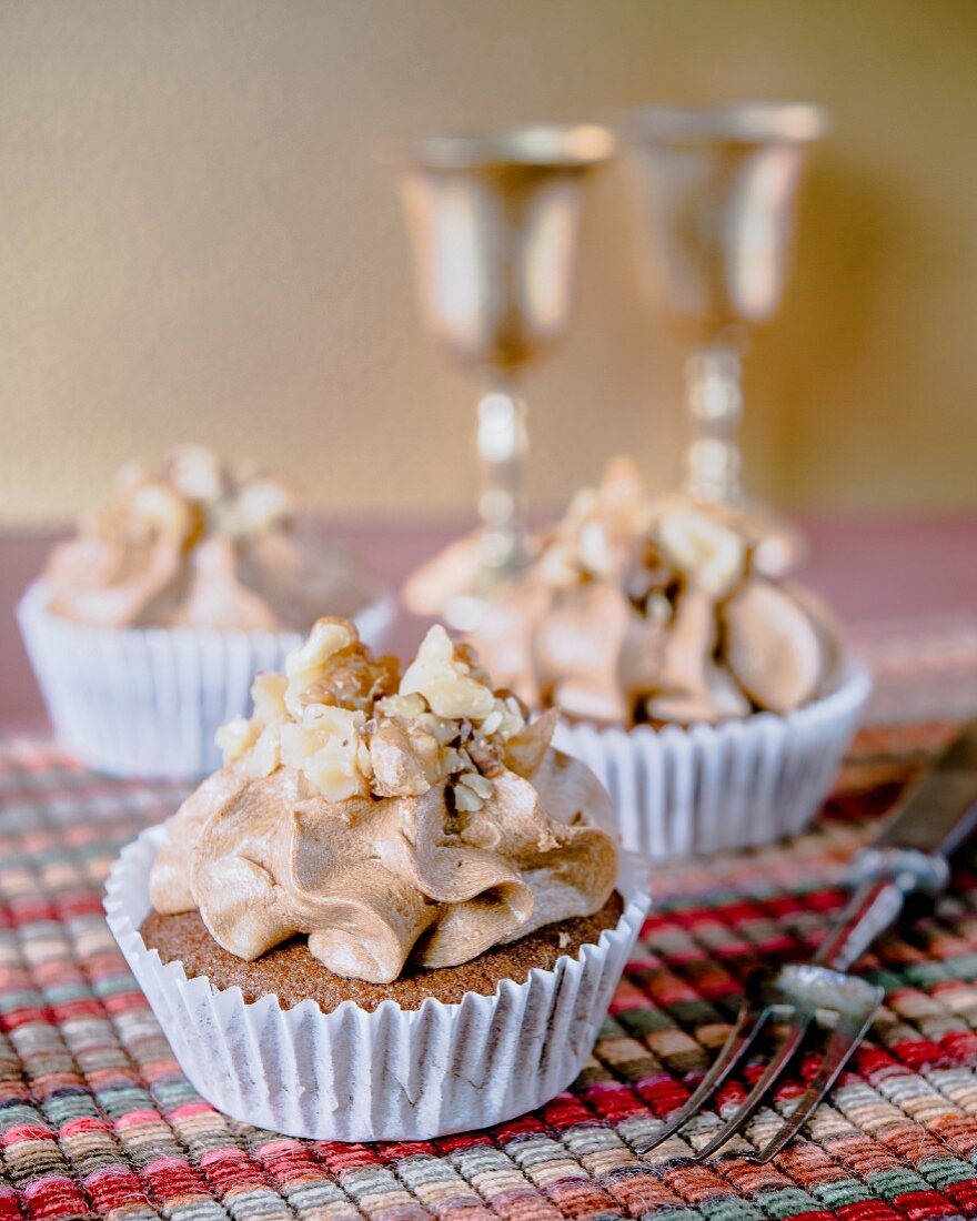 Cupcakes mit Buttercreme und Walnüssen