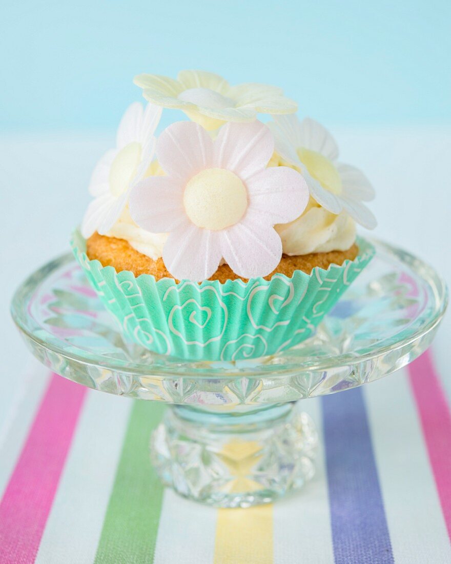 Cupcakes with buttercream and paper flowers