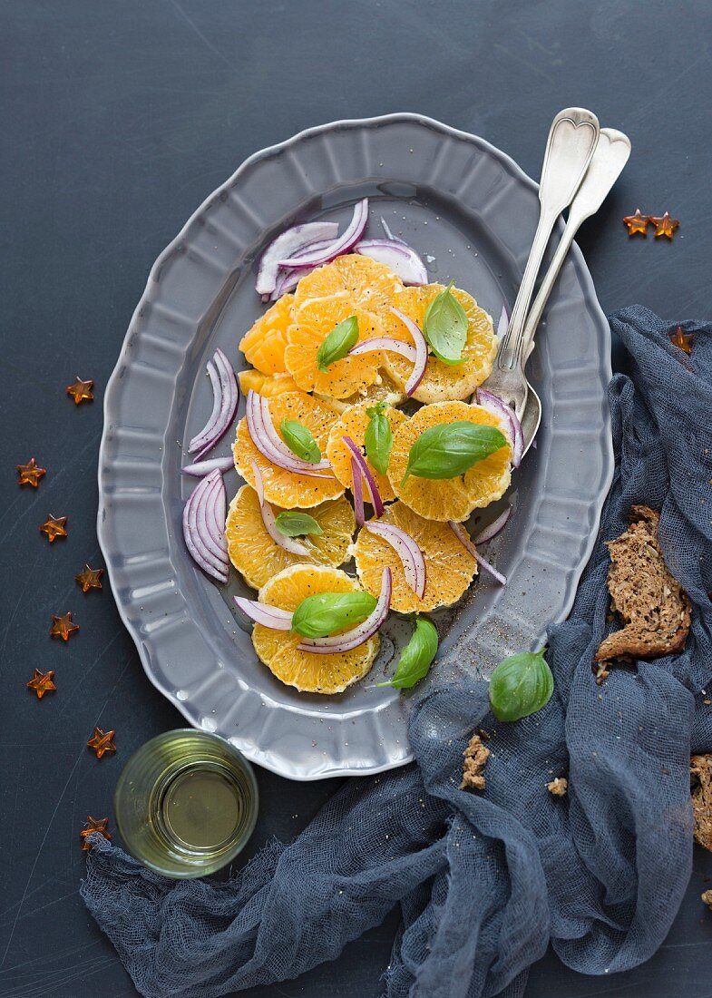 Orangensalat mit roten Zwiebeln und Basilikum