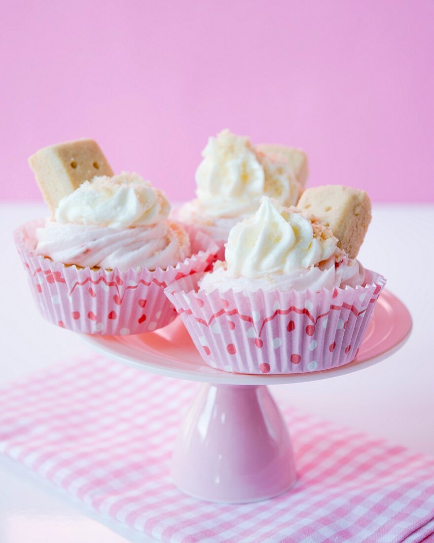 Cupcakes with strawberry cream and shortbread