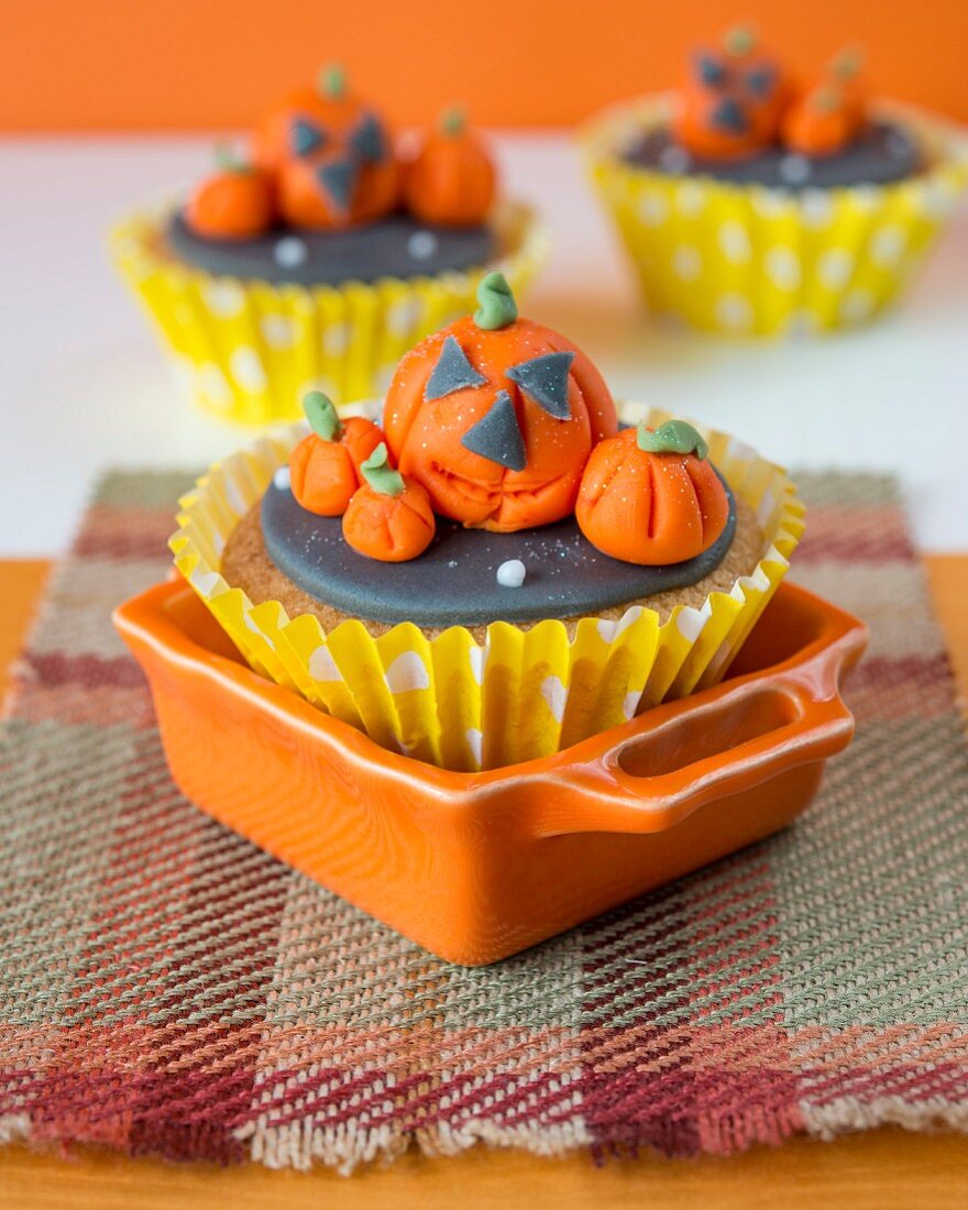 Cupcakes mit Halloweenkürbissen