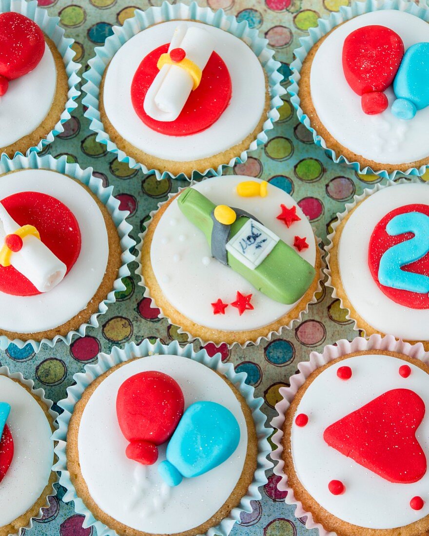 Verschiedene Cupcakes für eine Geburtstagsparty