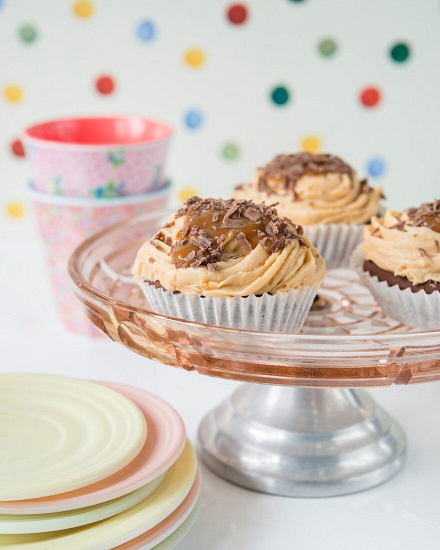 Cupcakes mit Buttercreme, Karamellsauce und Schokostreuseln
