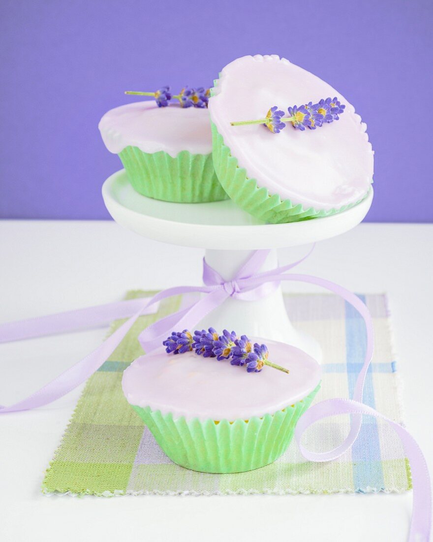 Cupcakes mit Fondantglasur und Lavendelblüten