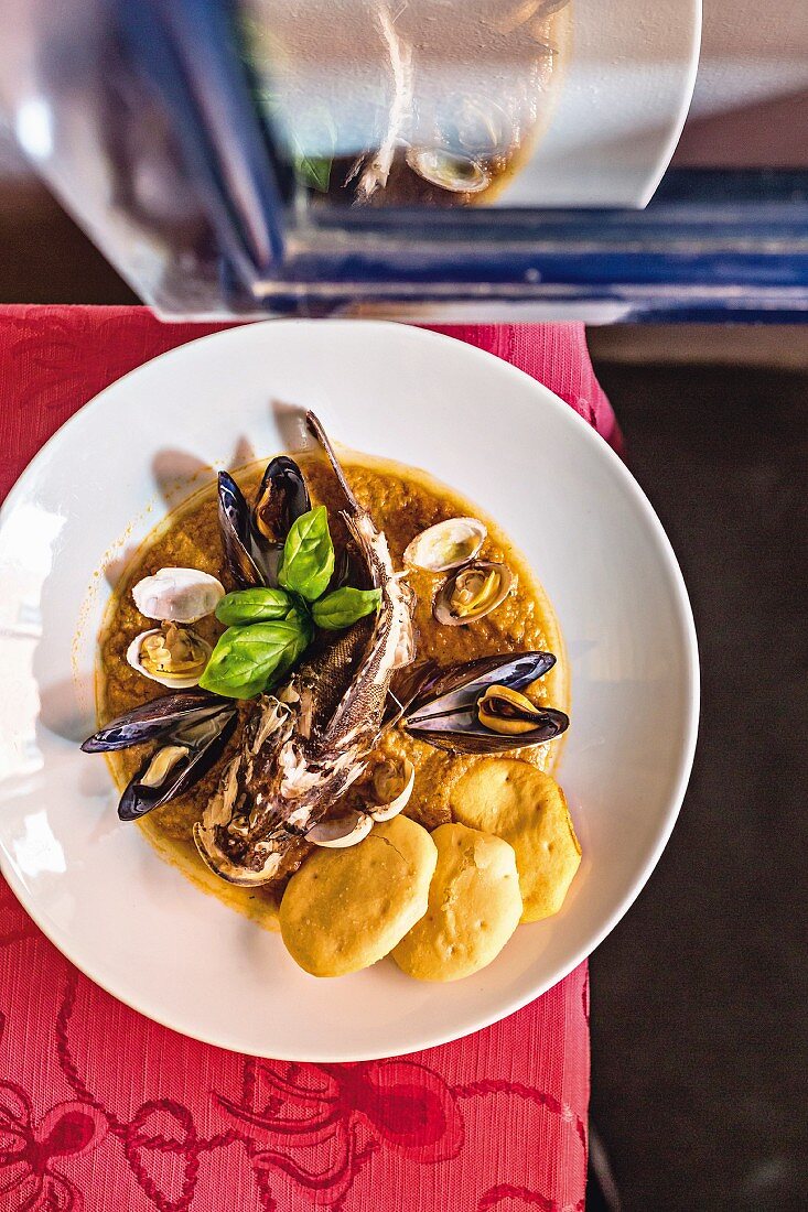 Fischsuppe im Restaurant 'Polpo Mario', Sestri Levante, Ligurien, Italien