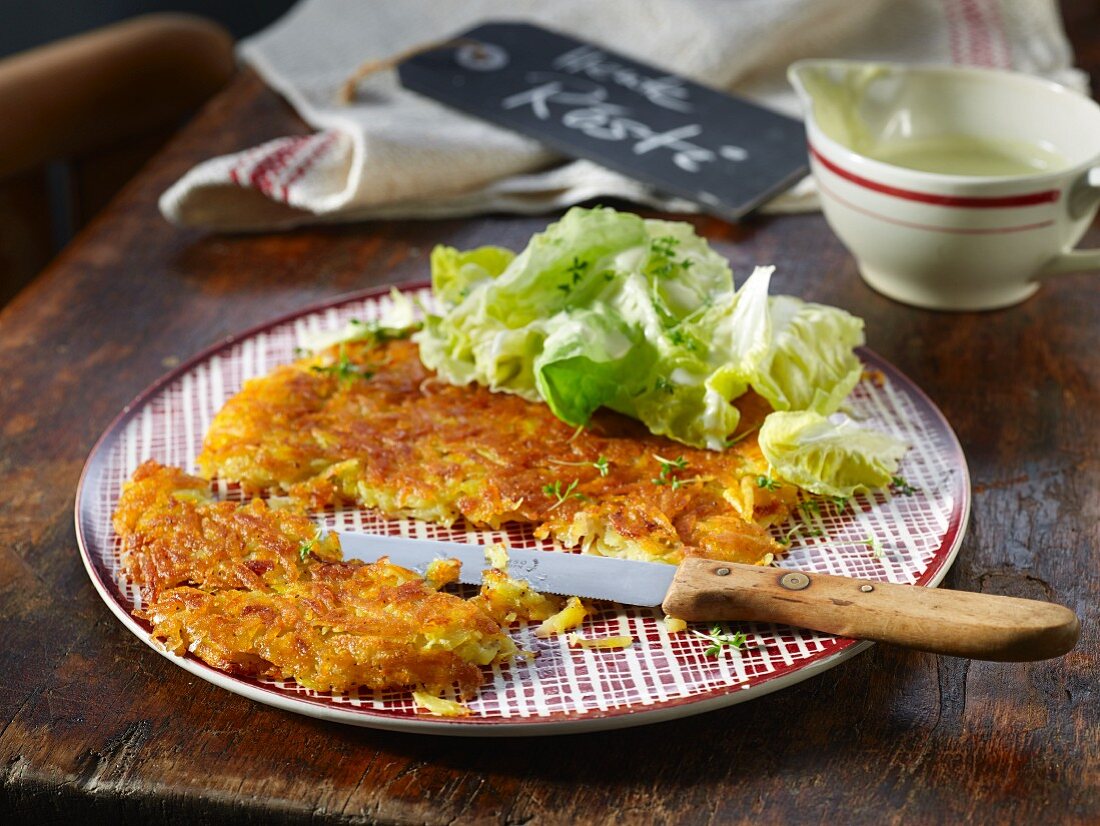 Schweizer Rösti mit Kopfsalat