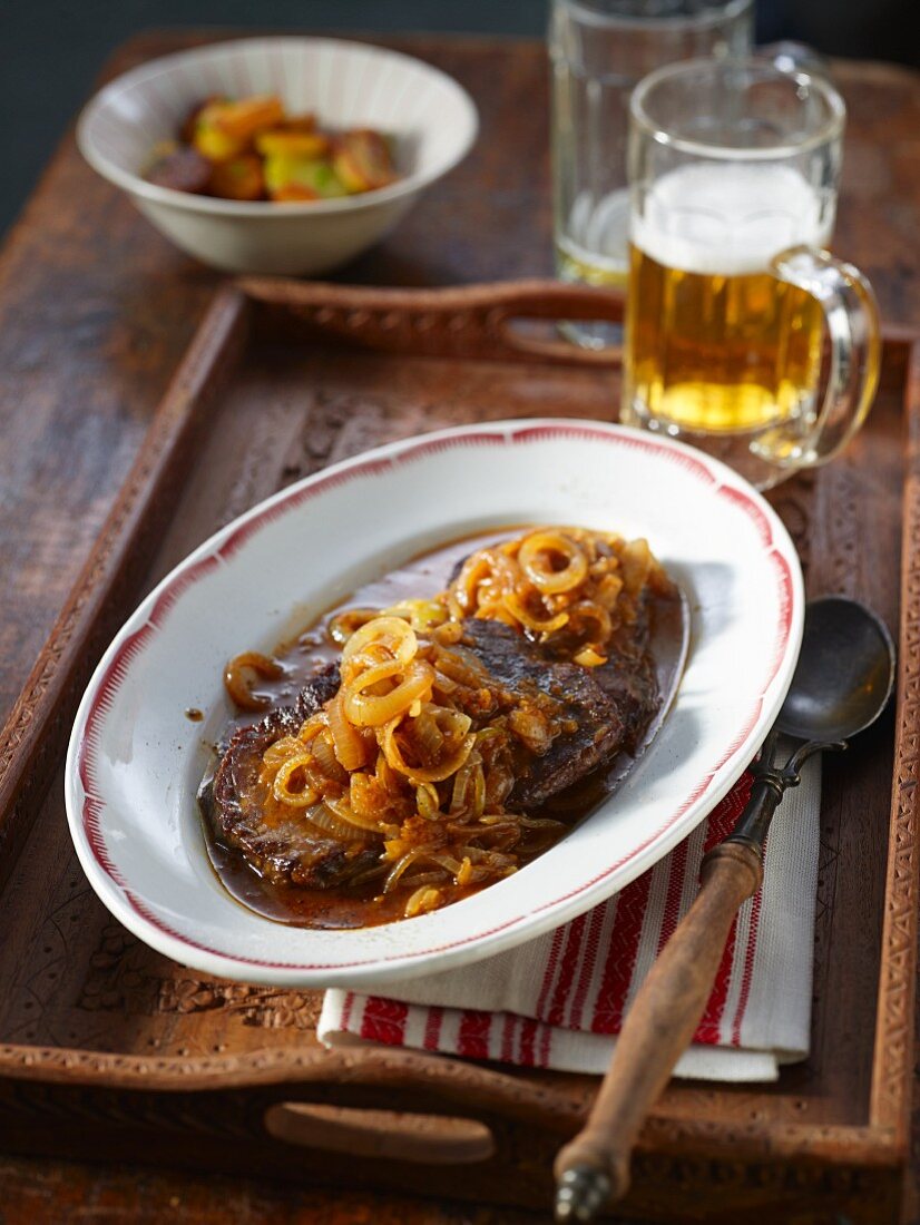 Roast beef and onions with beer