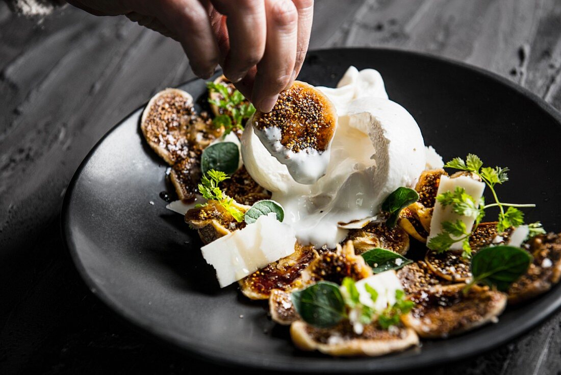 Feigen mit Burrata und Parmesan