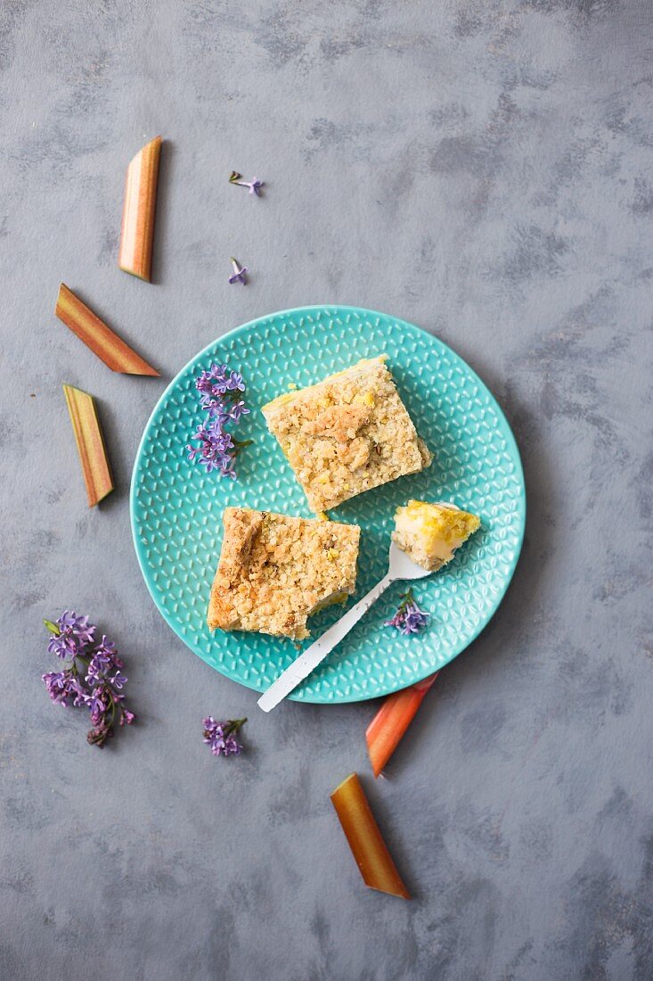 Zwei Stücke Rhabarber-Streusel-Kuchen