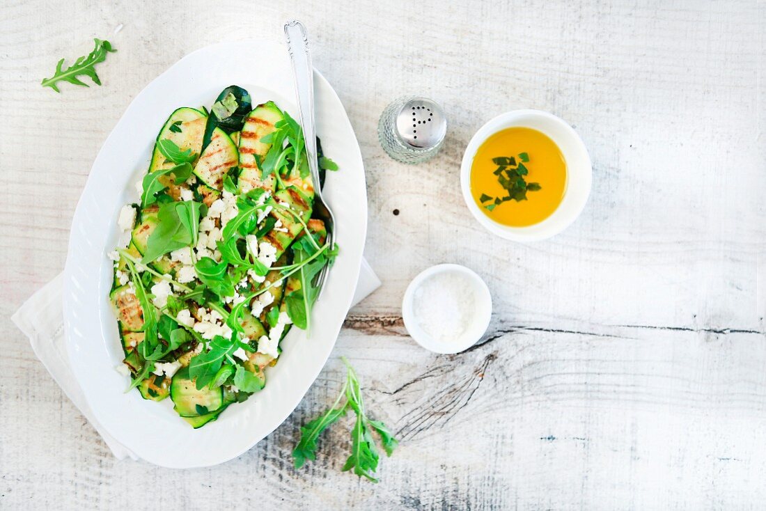 Gegrillte Zucchini mit Feta, Kräutern und Rucola