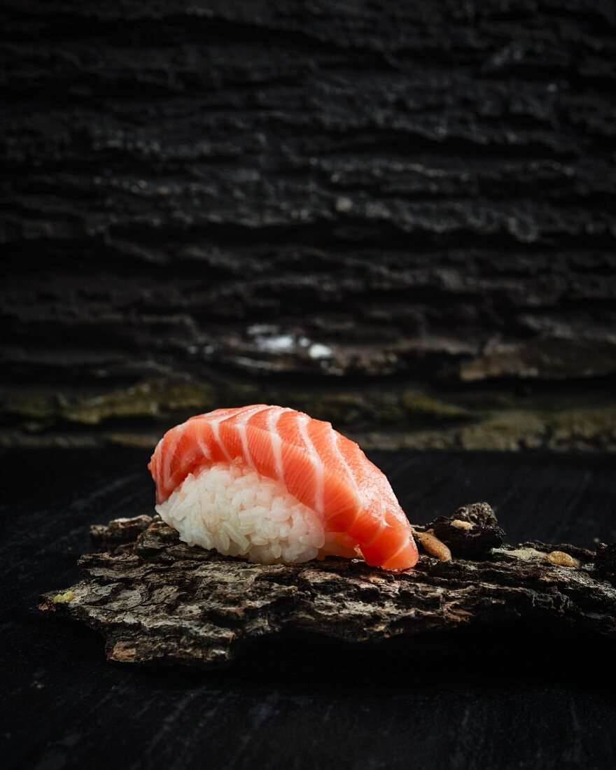 Salmon nigiri sushi