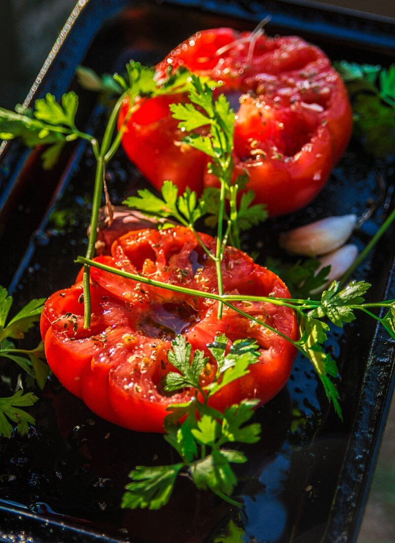 Gebratene Tomatenhälften aus dem Ofen mit Knoblauch und Kräutern