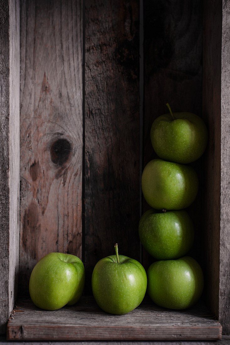 Grüne Äpfel in Holzkiste