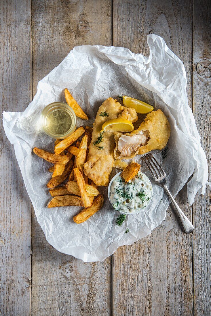 Fisch und Chips mit Sauce Tartare und Zitrone