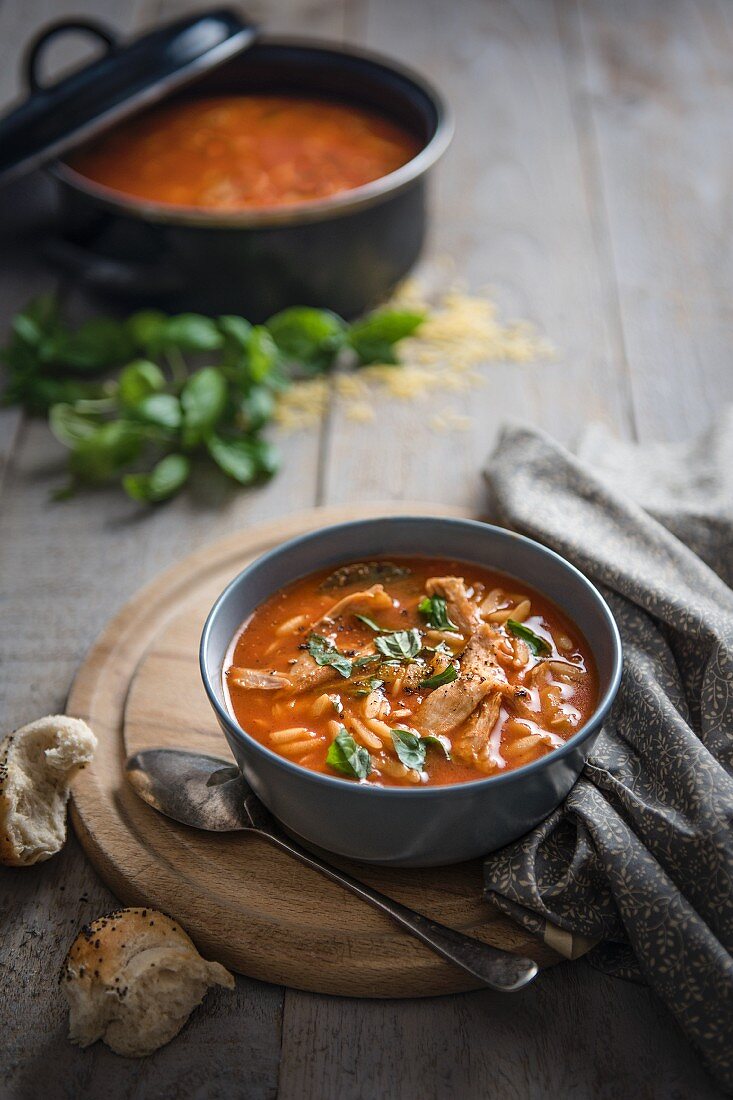 Tomatensuppe mit Hähnchen, Orzonudeln und Basilikum