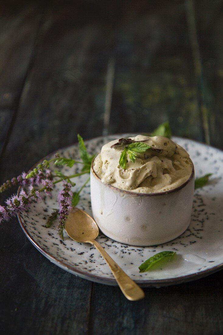 Eiscreme mit Schokolade und Minze