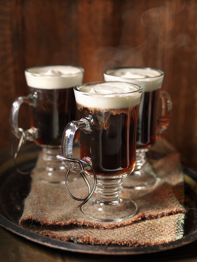 Irish Coffee in drei Gläsern
