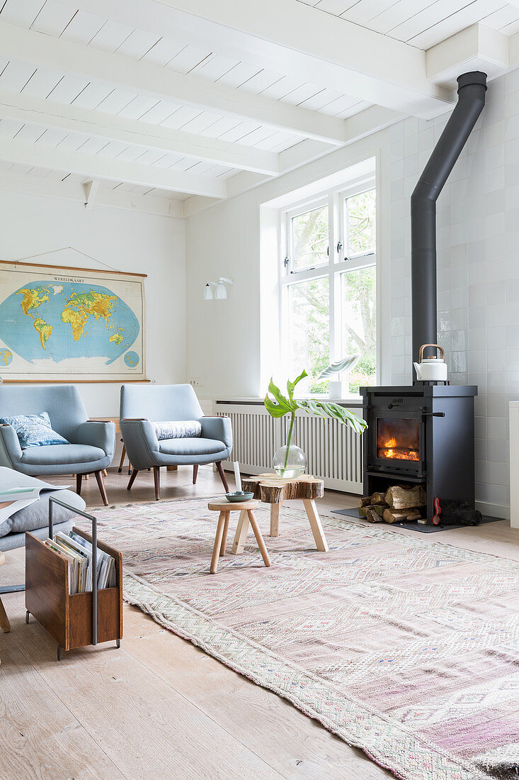 Helles Wohnzimmer im Skandinavischen Stil mit Ofen