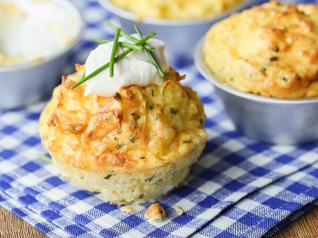 Kartoffel-Käse-Muffins mit Schinken, … – Bilder kaufen – 12374907 StockFood