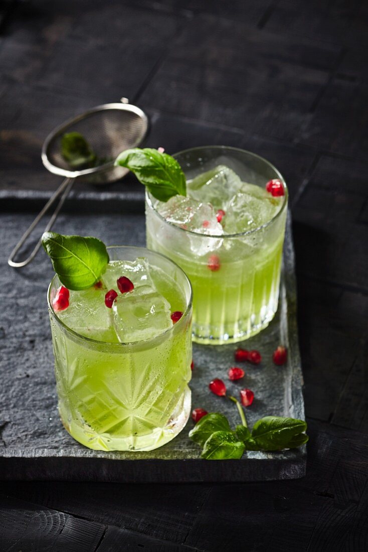 Gin Basil Smash Cocktail mit Granatapfelkernen