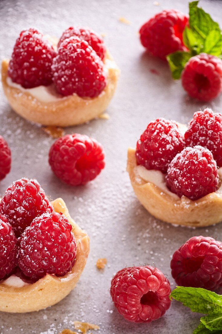 Raspberry tarts with sugar