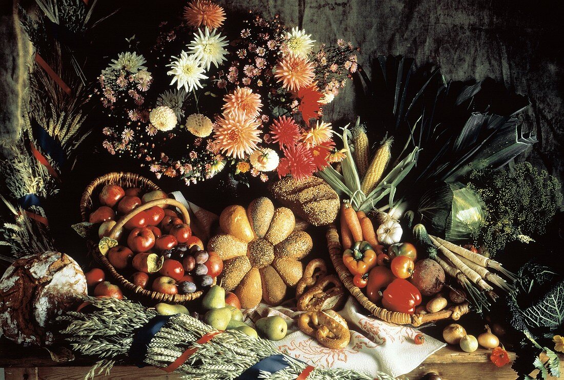 Stillleben mit Obst, Gemüse, Broten, Getreide & Blumen