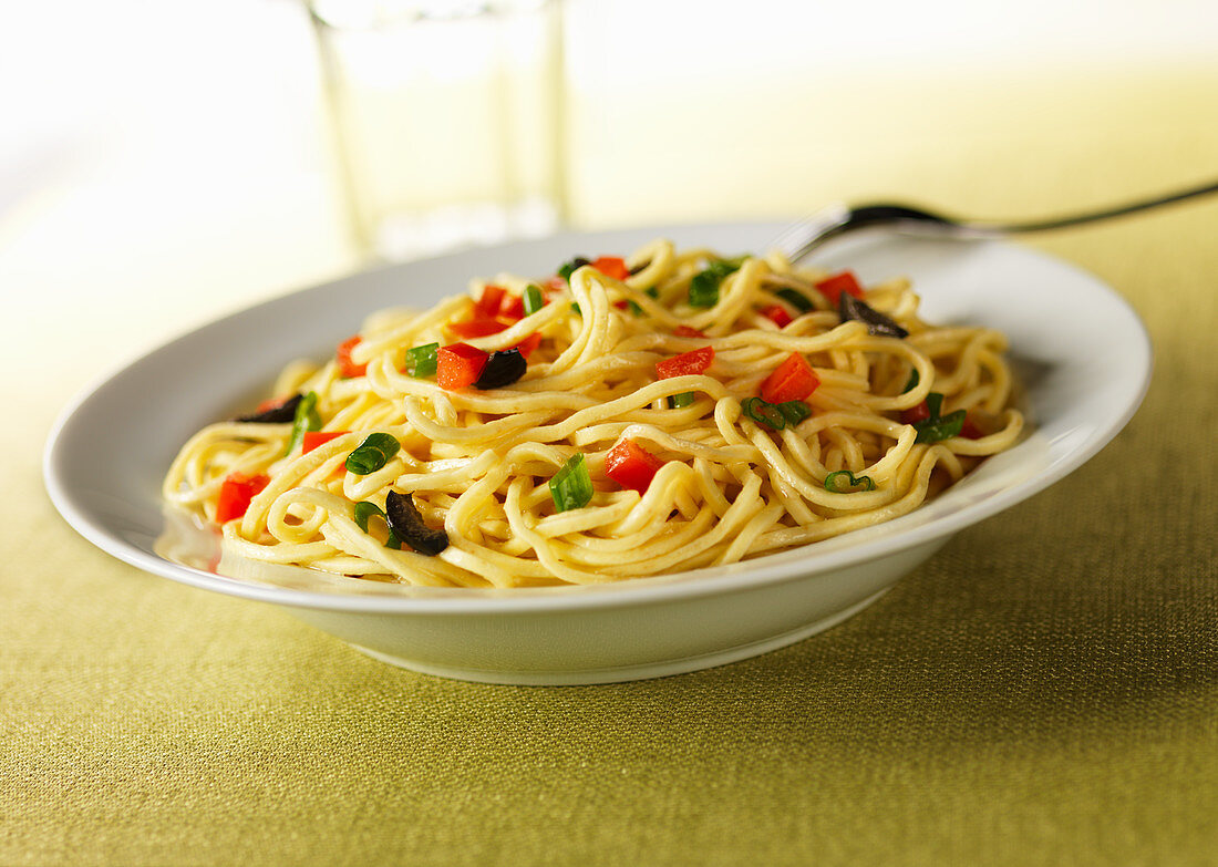 Spaghetti mit Gemüsewürfeln