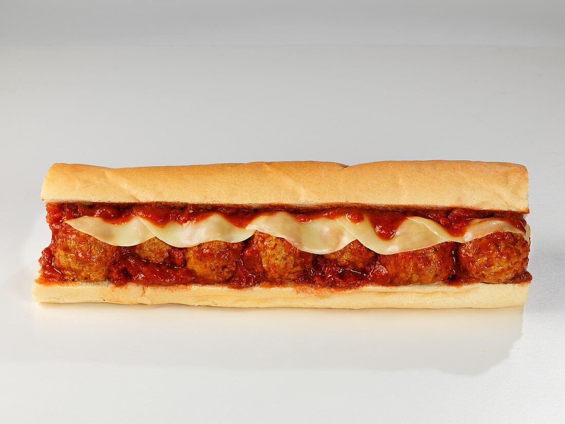Sub-Sandwich mit Fleischbällchen, Käse und Tomatensauce
