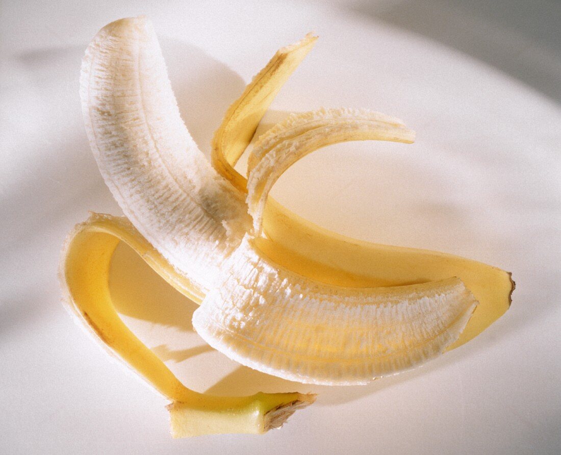 Eine Banane, halb geschält