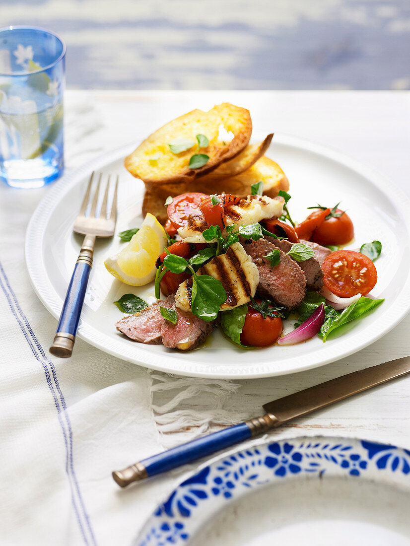 Griechischer Salat mit Lammfleisch und Halloumi