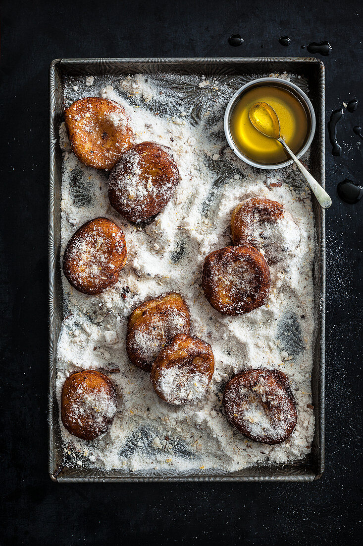 Lemon Fritters in Gewürzzucker und serviert mit Zitrus-Honig-Sirup