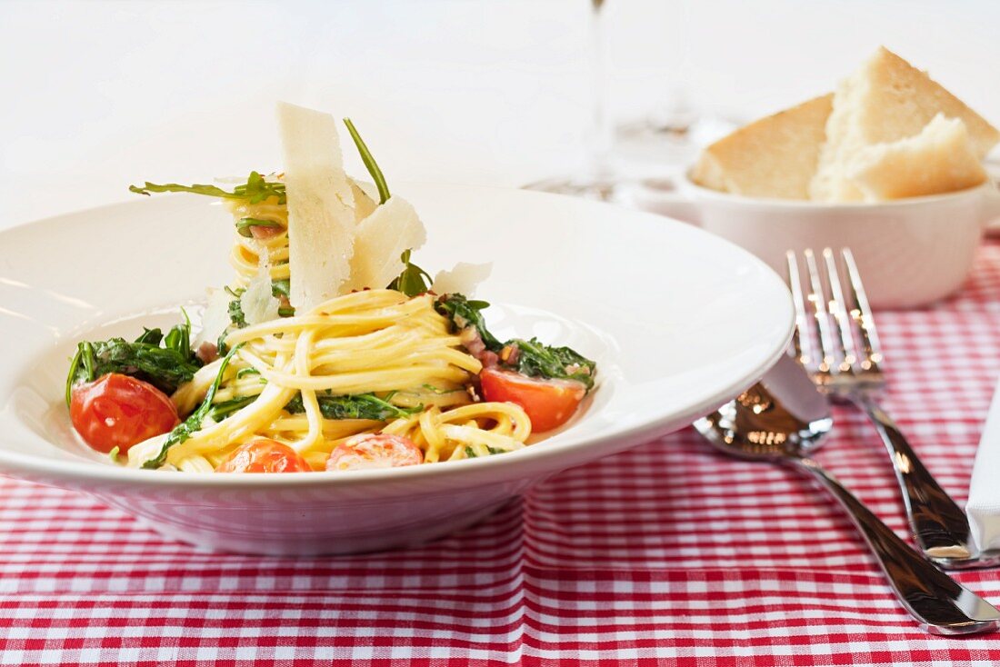 Spaghetti Carbonara with tomatoes and rocket