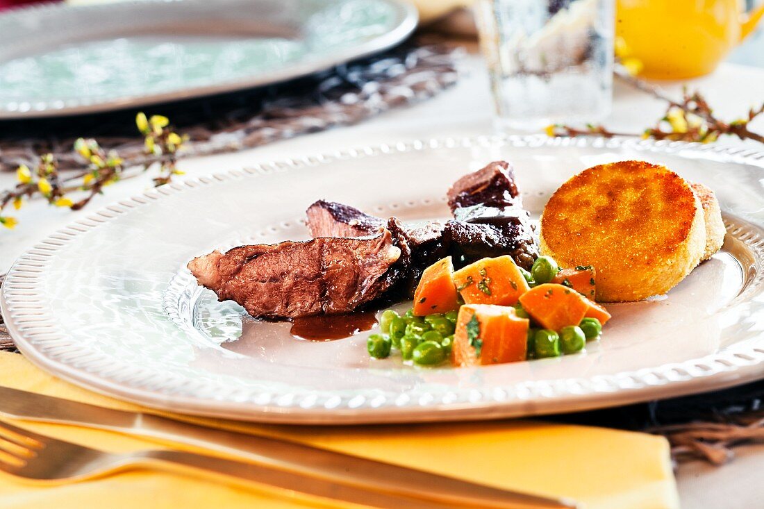 Kalbsbäckchen mit Polenta und Gemüse zu Ostern