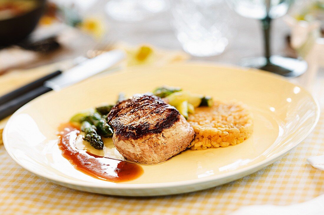 Veal fillet with green asparagus